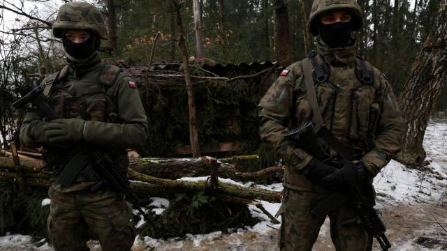 Soldados en la frontera entre Polonia y Bielorrusia en Tolcze, Polonia.