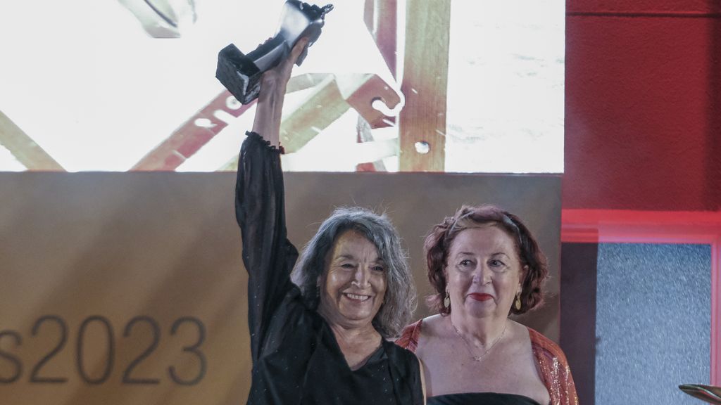 Petra Martínez, con el faro de plata en la gala inaugural del festival de l'Alfàs.