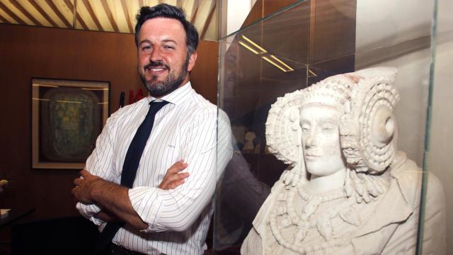 Pablo Ruz junto a la reproducción de la Dama de Elche en el despacho de alcaldía.