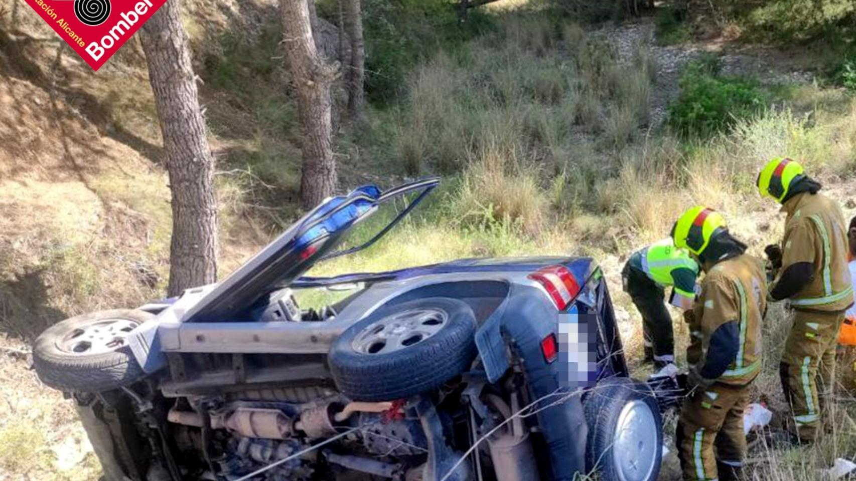 El todoterreno volcado en el terraplén de la carretera a Altea.