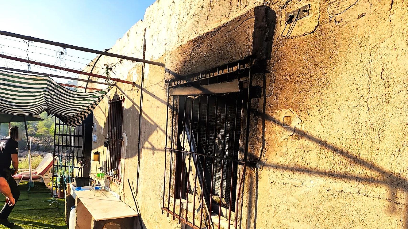 Las rejas en la vivienda de Cañada del Fenollar dificultaron el acceso a policías y bomberos.