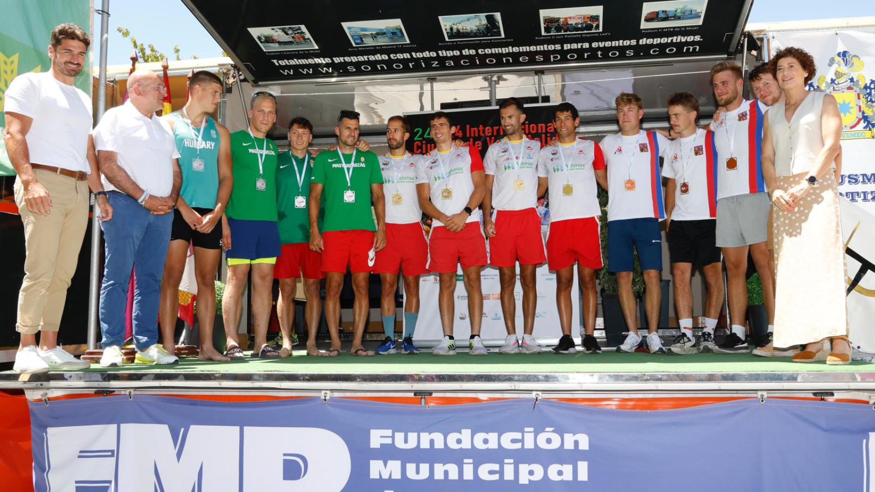 Entrega de medallas a la selección española en el Gran Premio Internacional K4 de piragüismo, celebrado este domingo en Valladolid.