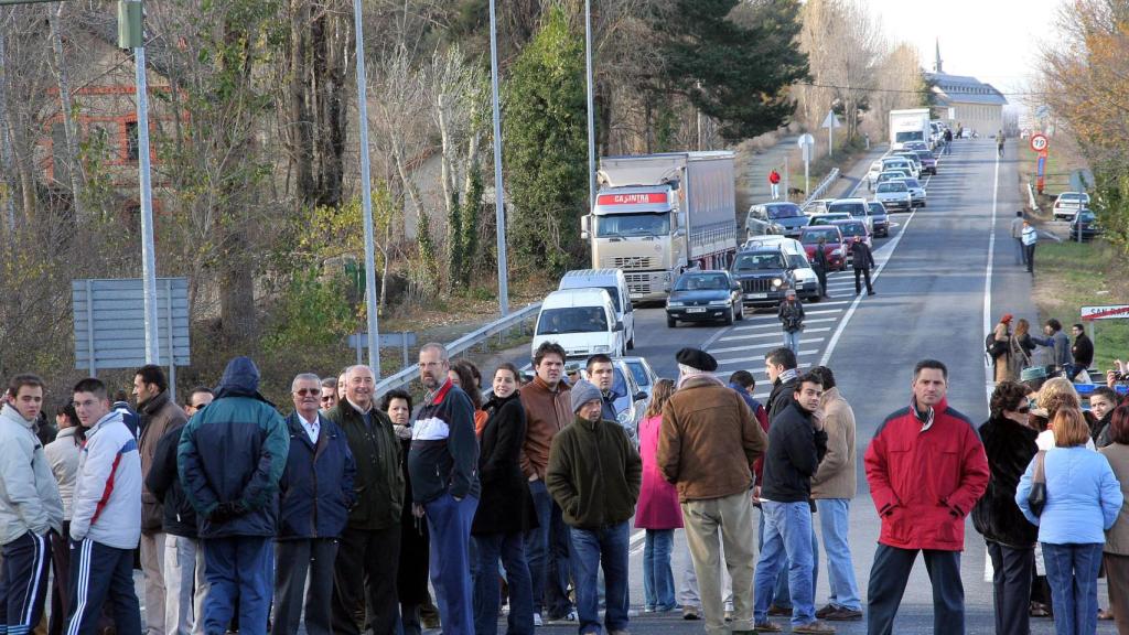 Concentración de los vecinos de la localidad de San Rafael en demanda de una solución al tráfico rodado en la travesía de la N-VI