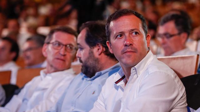 Carlos Velázquez, en primer plano, junto a Paco Núñez y Alberto Núñez Feijóo este domingo en Toledo. Fotos: Javier Longobardo