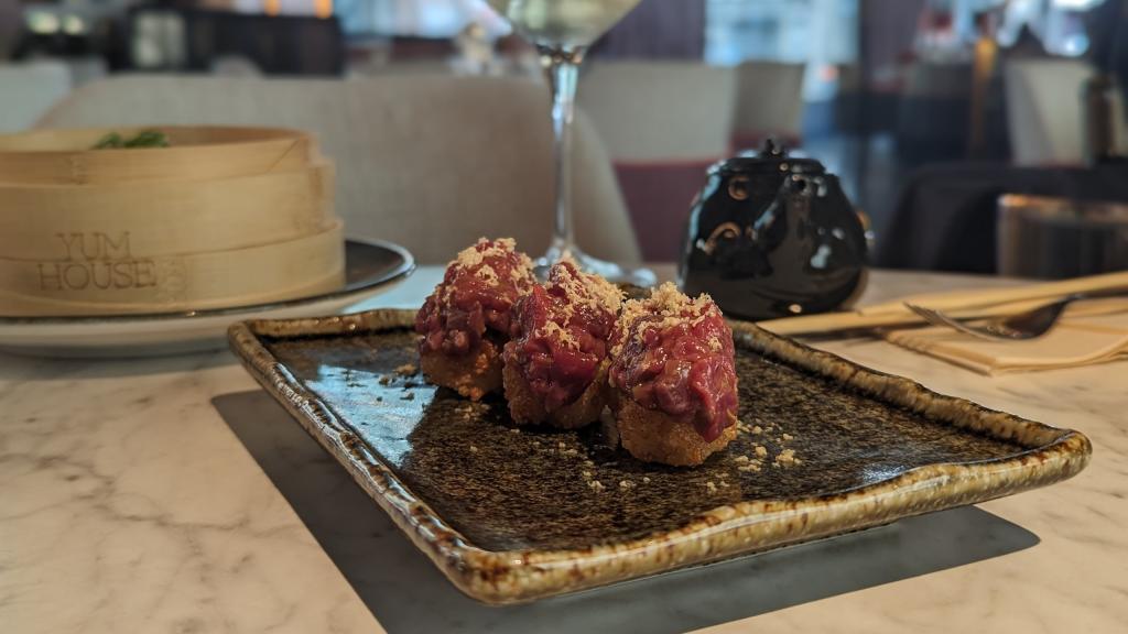 Nigiri de steak tartar con nieve de foie