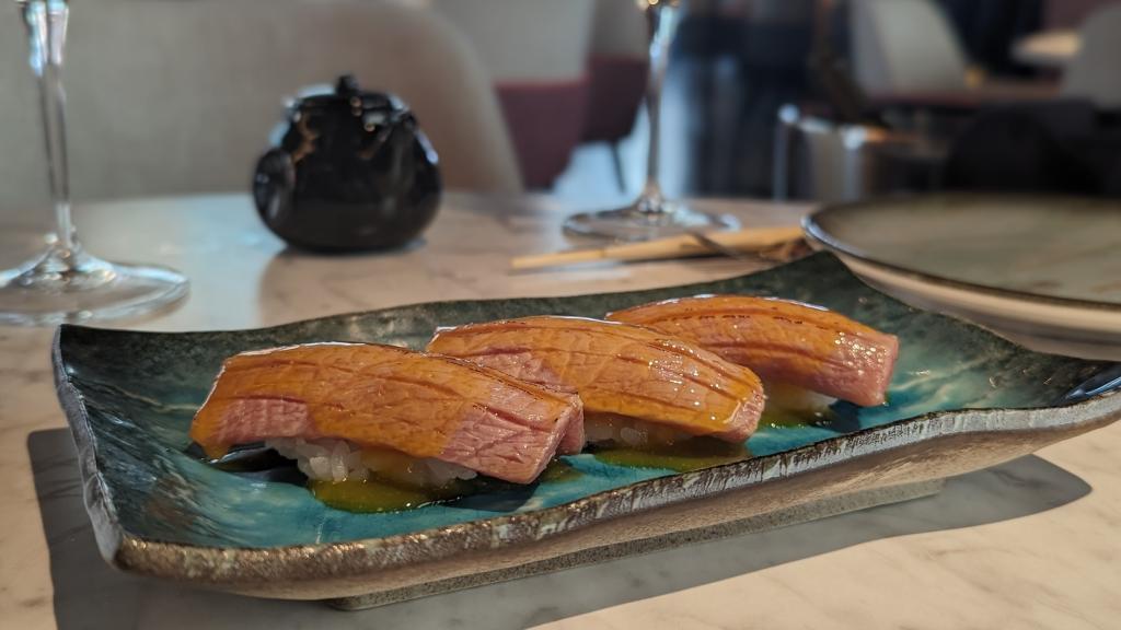 Nigiri de toro de atún con yema y miso