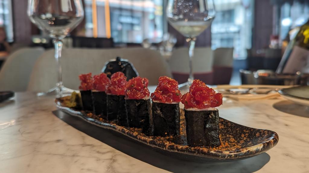 Spicy tuna maki