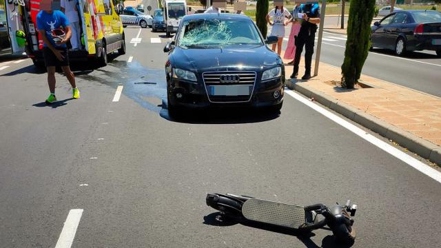 Accidente entre un turismo y un patinete eléctrico en Carbajosa