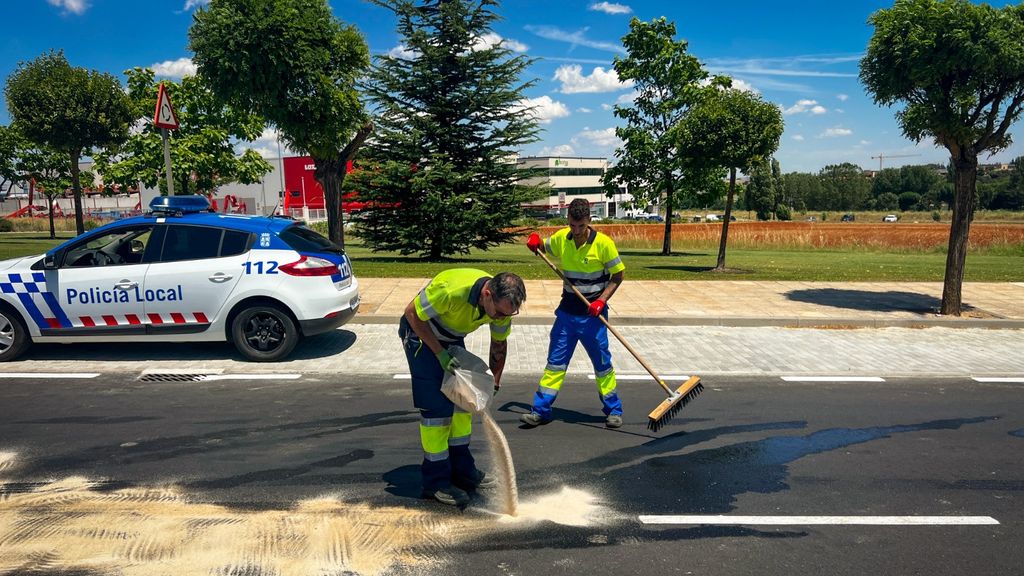 Los operarios municipales limpian la zona donde ocurrió el accidente