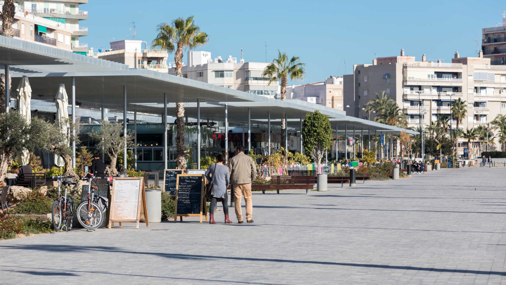 Una imagen del paseo del puerto de Santa Pola.