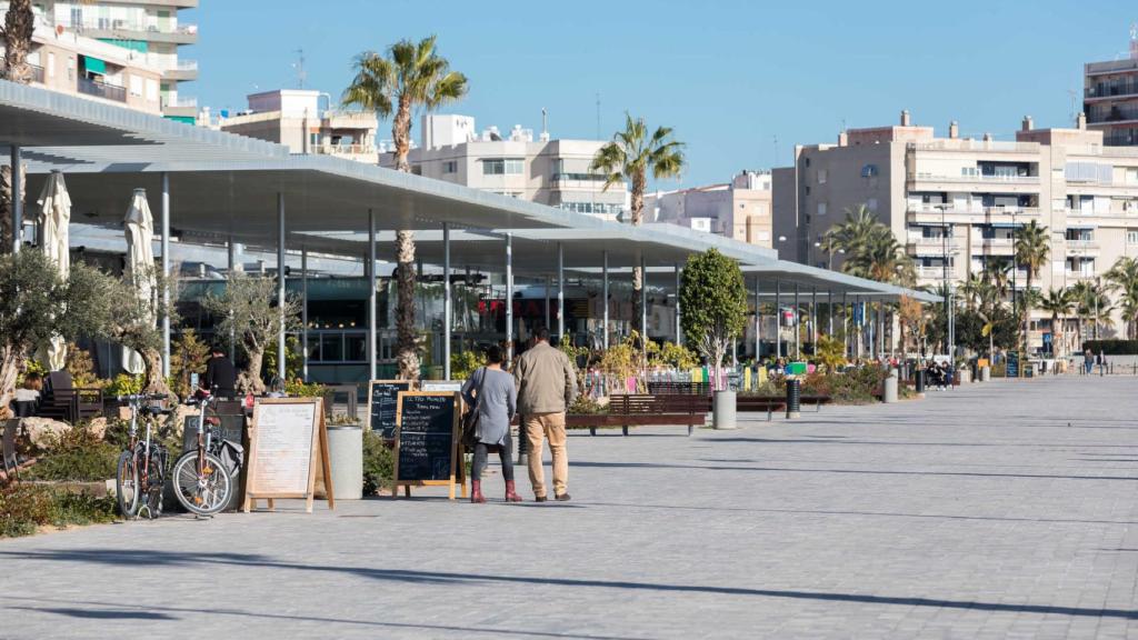 Una imagen del paseo del puerto de Santa Pola.