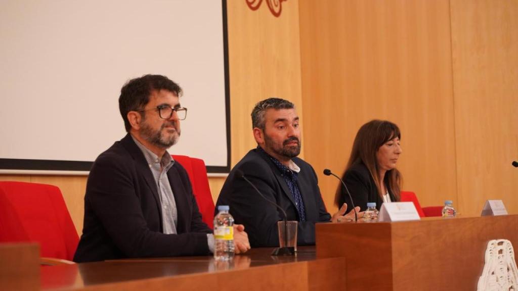 El vicerrector de Internacionalización y Estudiantes, Juan Manuel Castro Carracedo, acompañado por el director del Centro de Lenguas, Alejandro García Barrientos, y la profesora Charo Nevado Fuentes