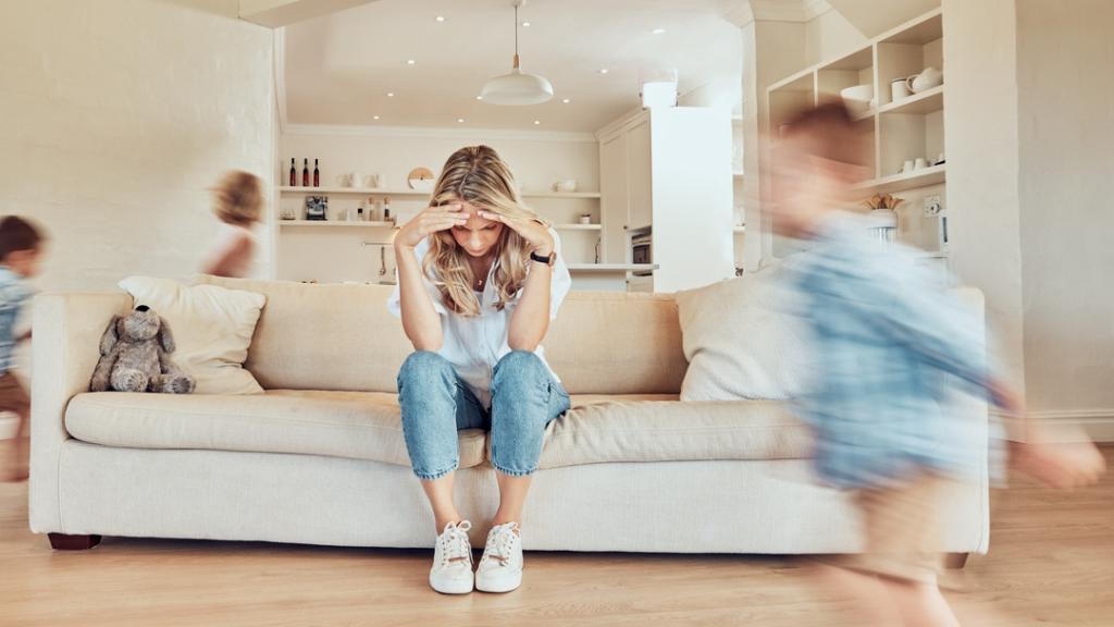 Dos niños con su madre en casa portándose mal.