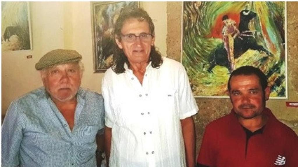 Jarocho padre e hijo, junto al pintor Ercilio Núñez Vidriales/ Archivo