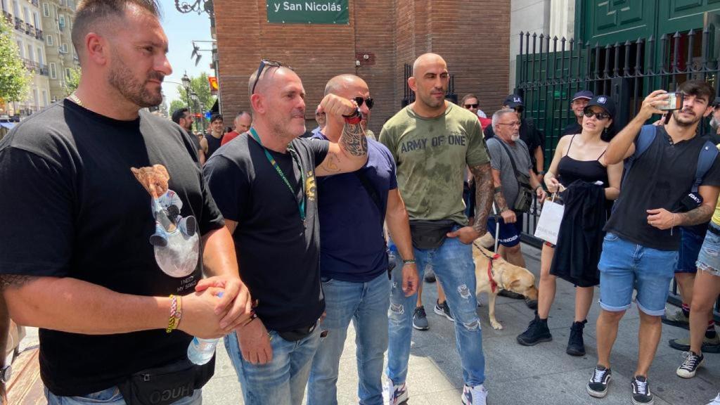 Dani Esteve junto a sus colaboradores de Desokupa