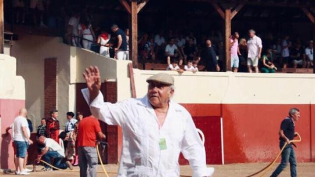 Eduardo Martín 'Jarocho', saludando en el coso de Huerta de Rey