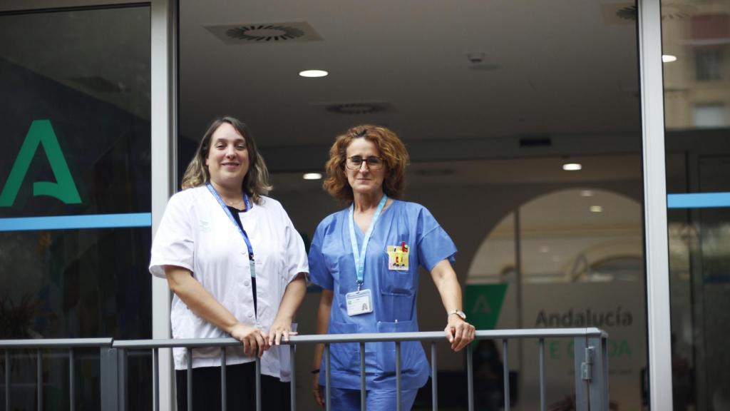 Margarita Pascual junto a una de las enfermeras de la unidad, en la puerta de entrada.