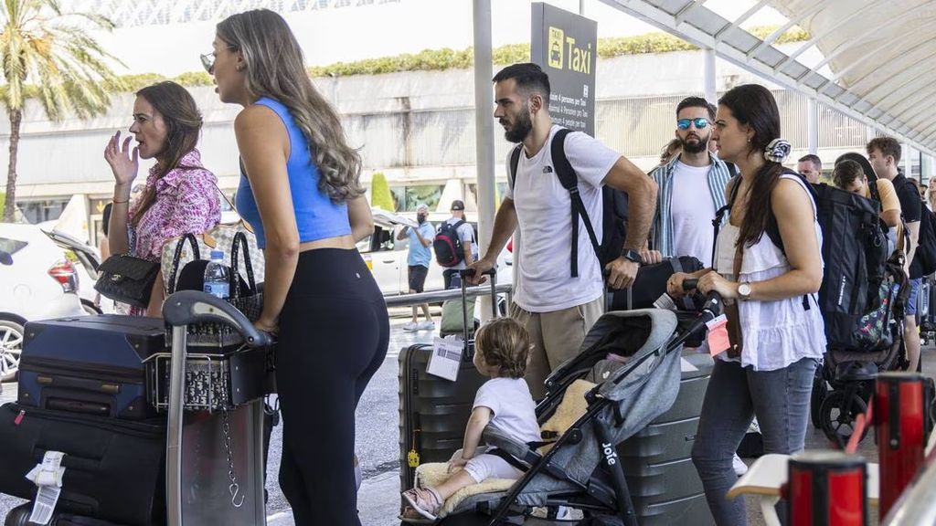 Imagen de archivo de turistas haciendo cola.