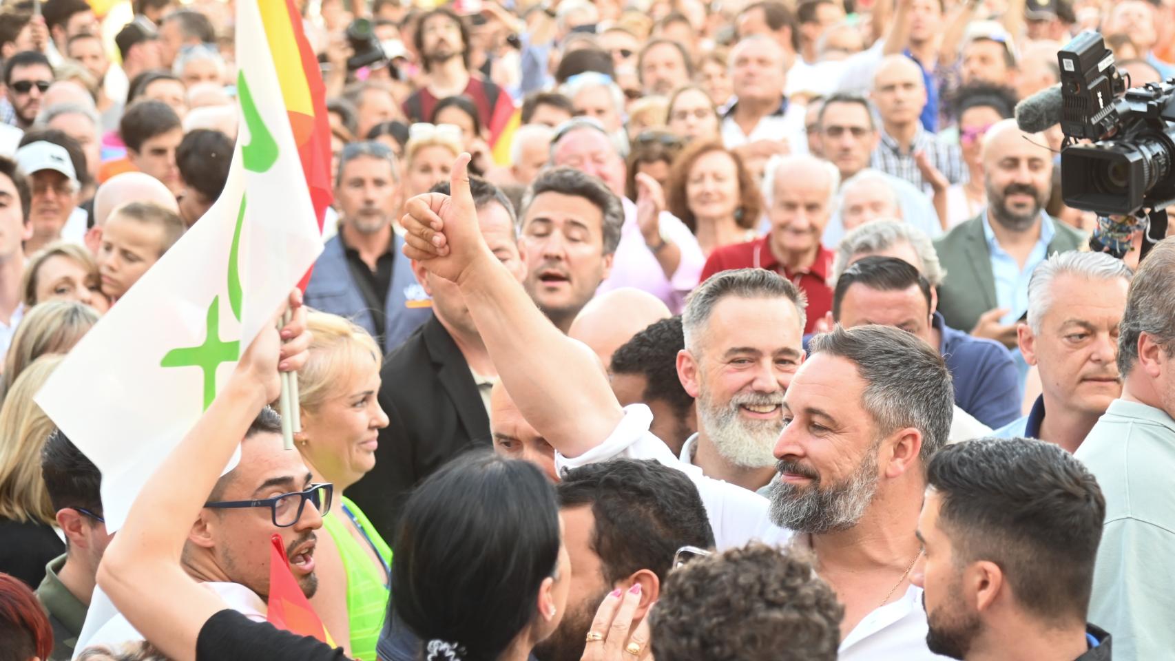 Abascal se da un baño de masas en su visita a Burgos