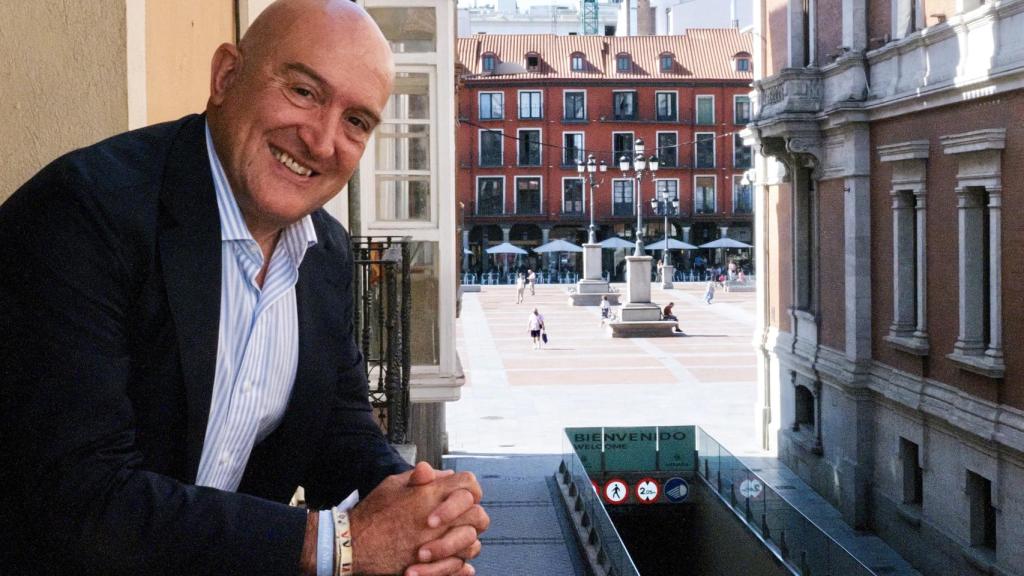El alcalde de Valladolid, Jesús Julio Carnero, posa en las instalaciones de EL ESPAÑOL Noticias de Castilla y León con la plaza Mayor al fondo