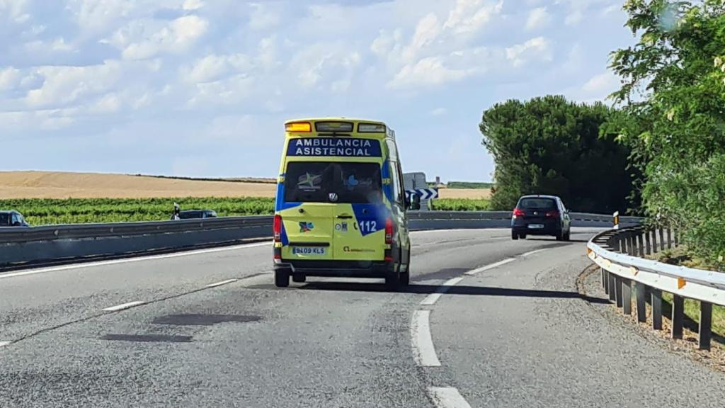 Imagen recurso de una Ambulancia de Emergencias - Sacyl en una autopista de Castilla y León.