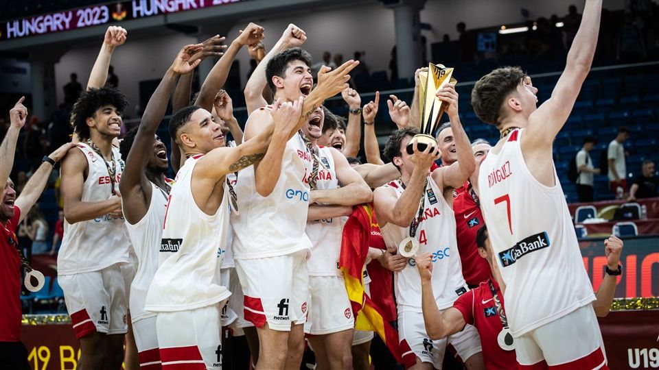 La selección española sub19 celebra el título mundial.