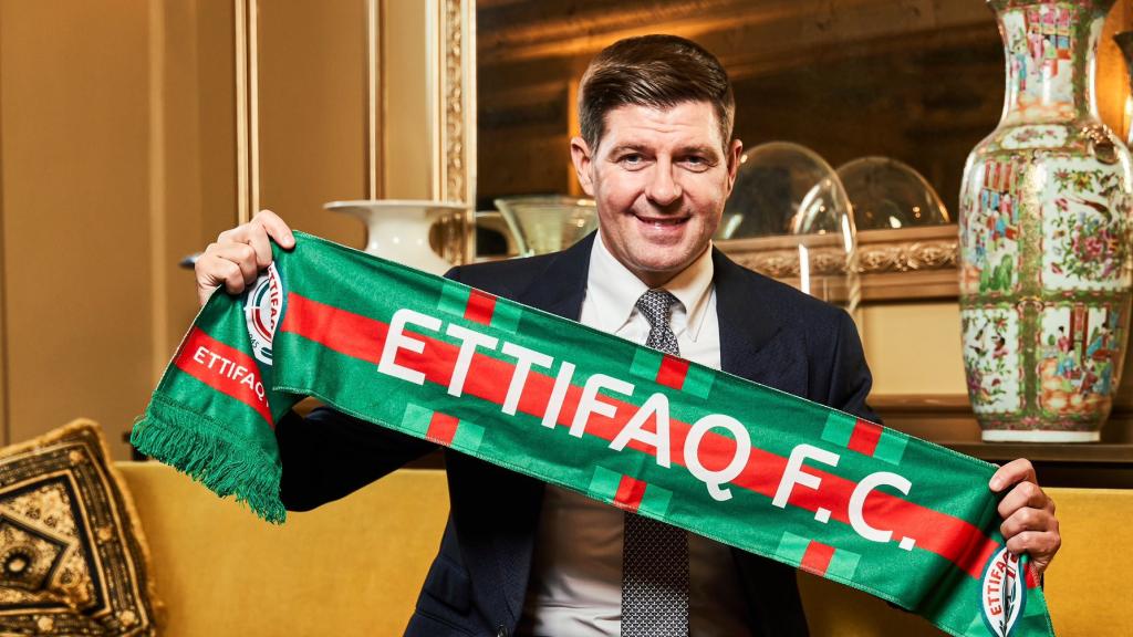 Gerrard, con la bufanda del Ettifaq saudí.