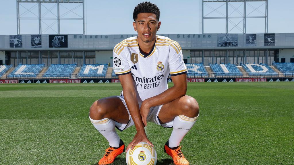 Jude Bellingham, posando con la equipación del Real Madrid en su presentación