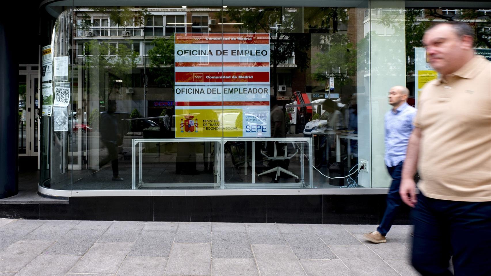 Unos transeúnte pasa por delante de la oficina del SEPE.