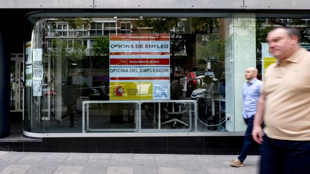 Unos transeúnte pasa por delante de la oficina del SEPE.