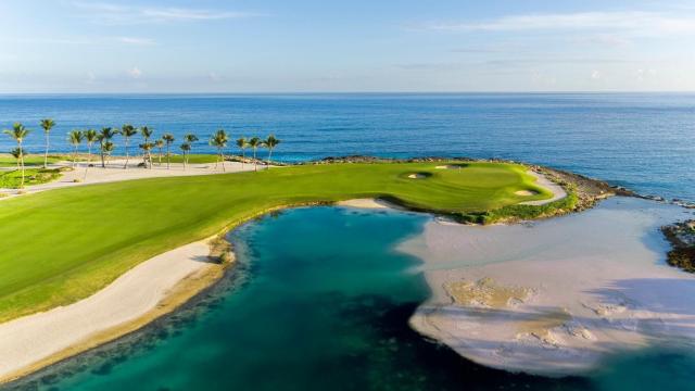 Green del hoyo 2 de Punta Espada, con el Océano Atlántico al fondo.