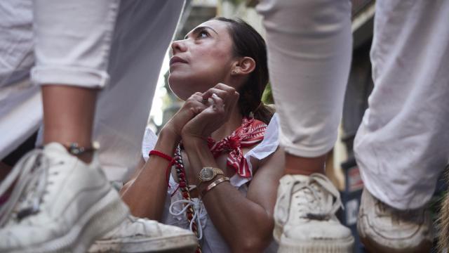 Una mujer antes del quinto encierro de las Fiestas de San Fermín 2022.