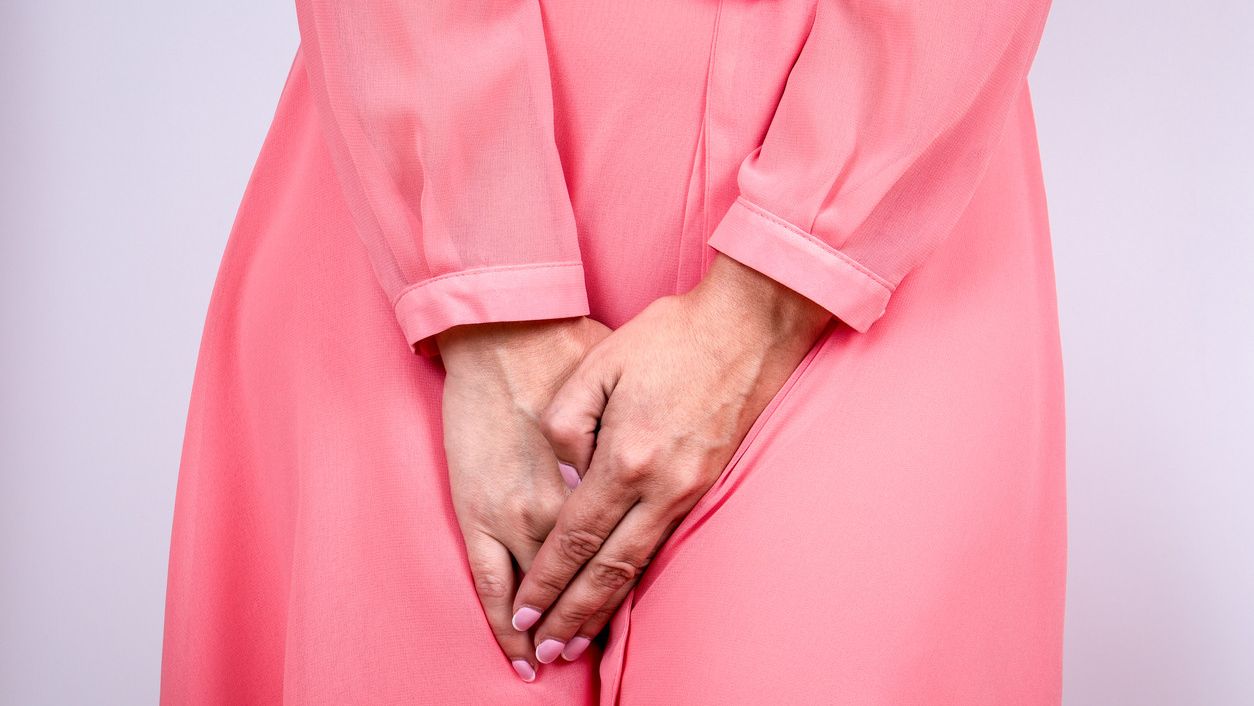 Una mujer que sufre incontinencia urinaria.