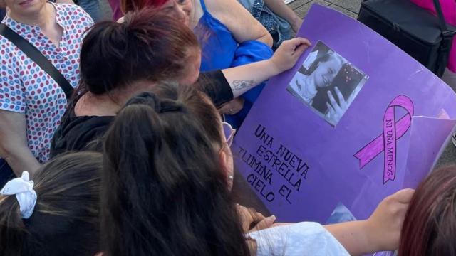 La hermana de Bina estuvo presente en la concentración.