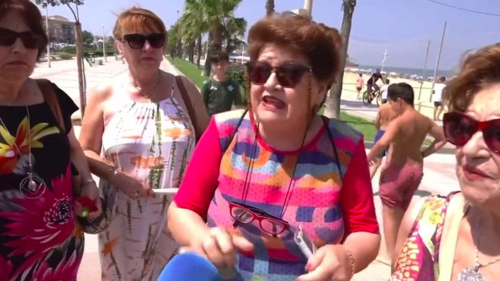 Captura del vídeo de las señoras hablando en Chipiona que se ha hecho viral.