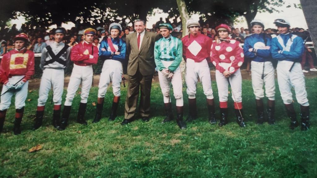 Conchita Mínguez junto a otros jockeys.