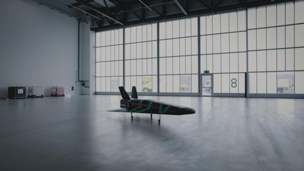 Destinus 1 en el hangar