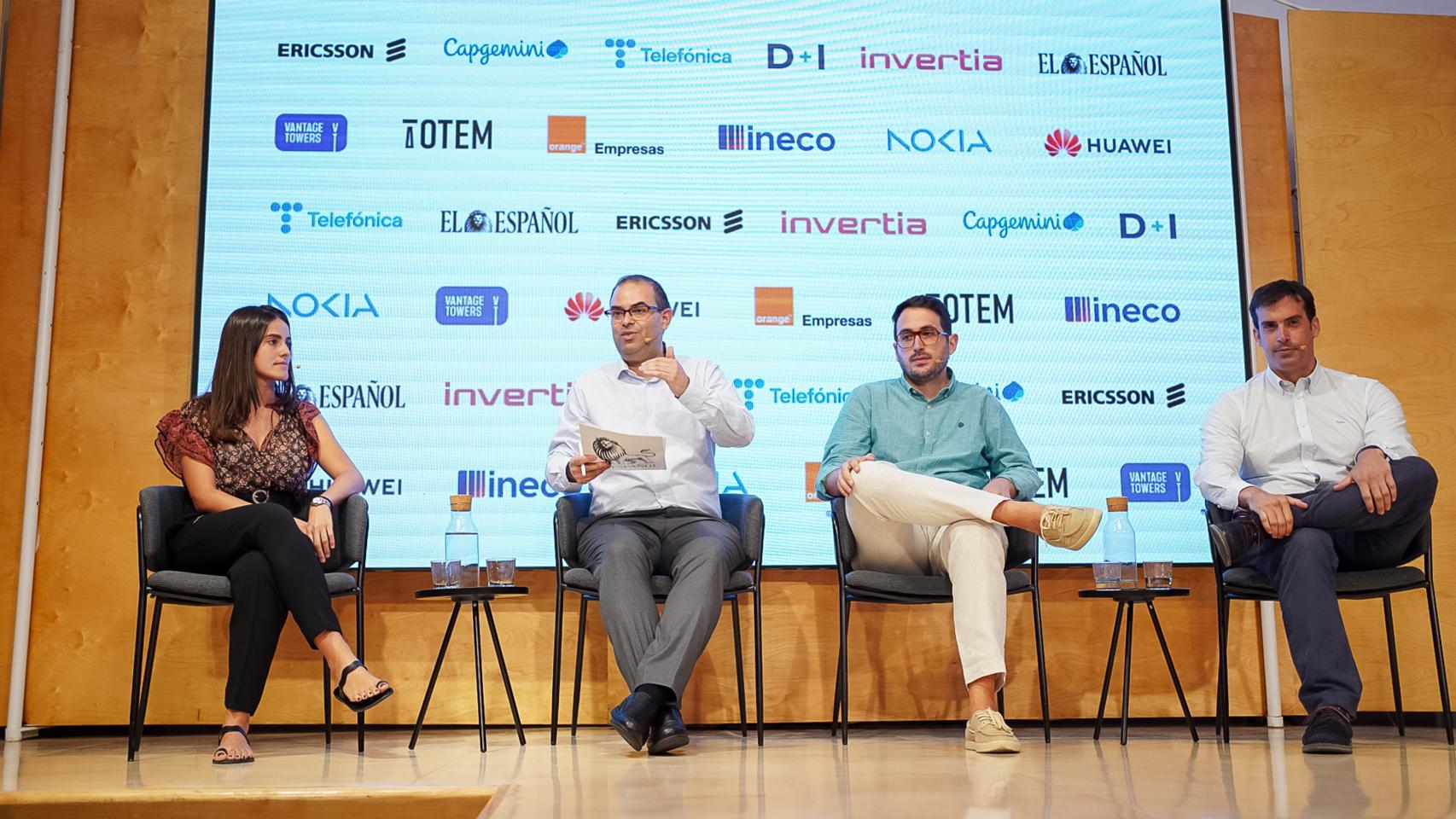 De izquierda a derecha, Mar Pujadas Alamar, head of Strategy & Growth de Crossmint; Alfonso Muñoz, redactor de Invertia; Patxi Barrios, Web3 product manager de Telefónica, y Javier Moreno Pastor, head de OTC de Bit2Me.