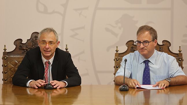 El rector, Ricardo Rivero, ha estado acompañado por Raúl Sánchez, vicerrector de Relaciones Internacionales