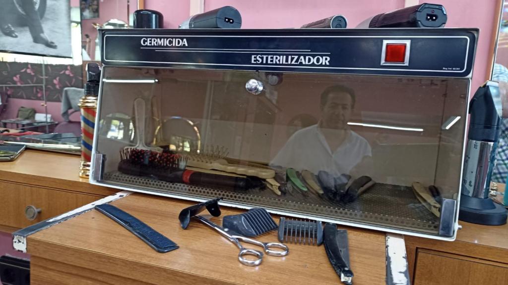 La esterilizadora de Peluquería Tino, los tiempos no han cambiado
