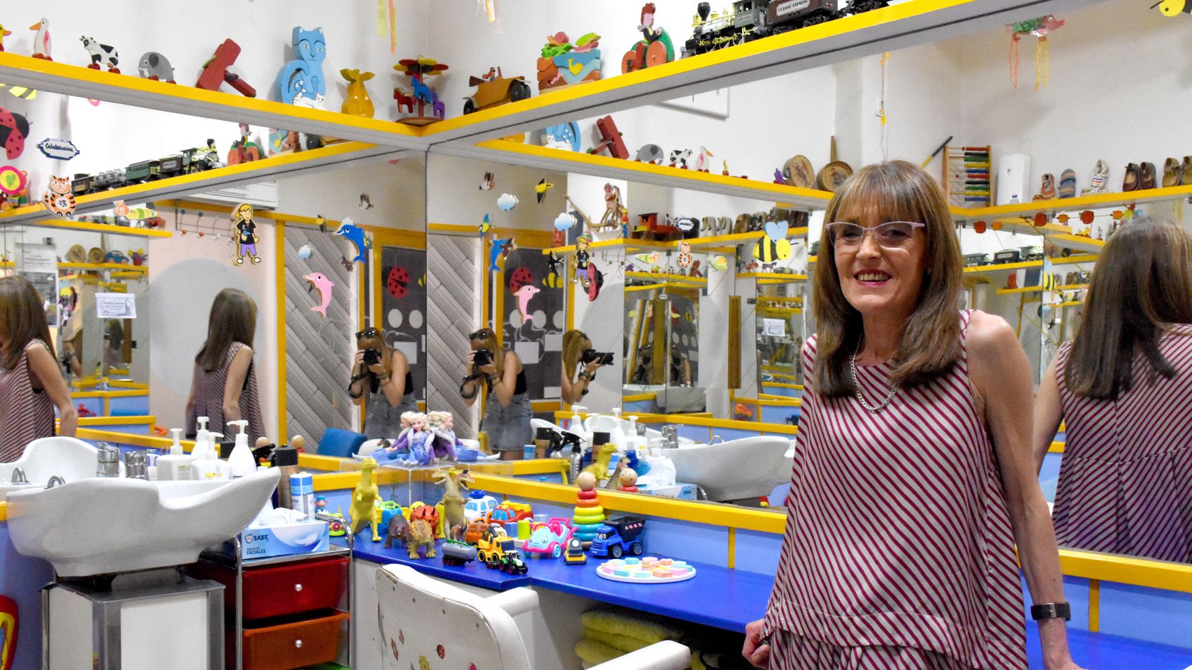 Tita Pérez en el interior de la peluquería infantil Carry