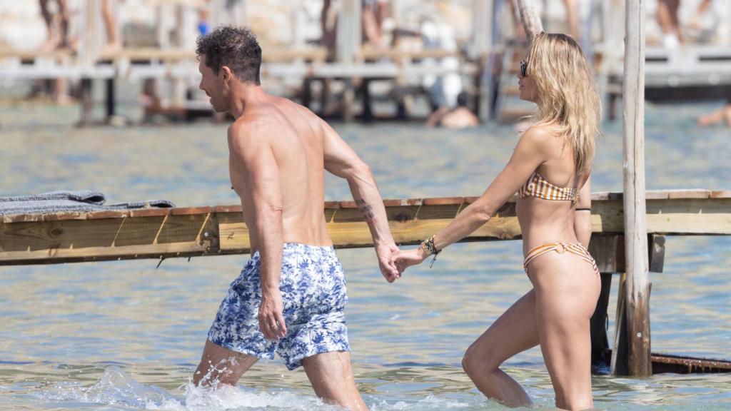 Simeone y Carla disfrutando de una jornada de playa.