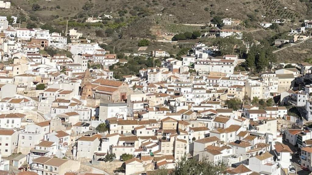 Una persona con indumentaria de bandolero en El Borge.