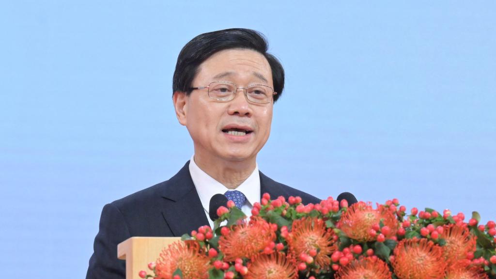 El Jefe Ejecutivo de Hong Kong, John Lee, habla durante una recepción este julio.