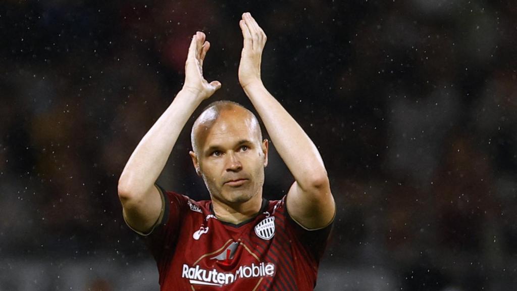 Andrés Iniesta aplaude durante su último partido en Japón.