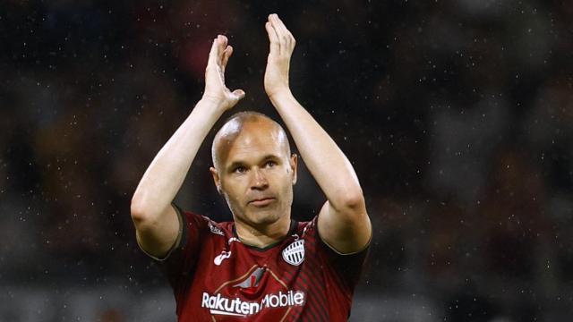 Andrés Iniesta aplaude durante su último partido en Japón.