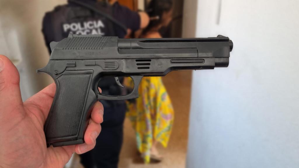 Arma de plástico con el que la mujer volvió al lugar de los hechos a encañonar a viandantes.