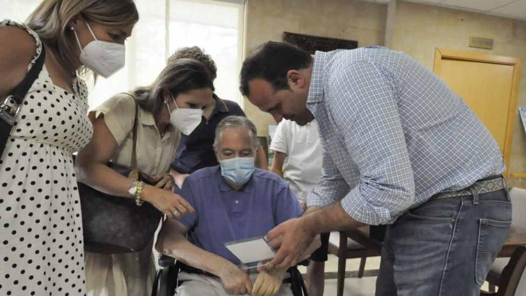 El alcalde de Santa Marta, David Mingo, entrega una placa al exconcejal Jorge Oliva, que tuvo que dejar su labor por motivos de salud