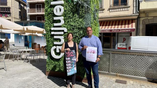 El alcalde de Guijuelo, Roberto Martín y la coordinadora de Cultura, María Jesús Moro