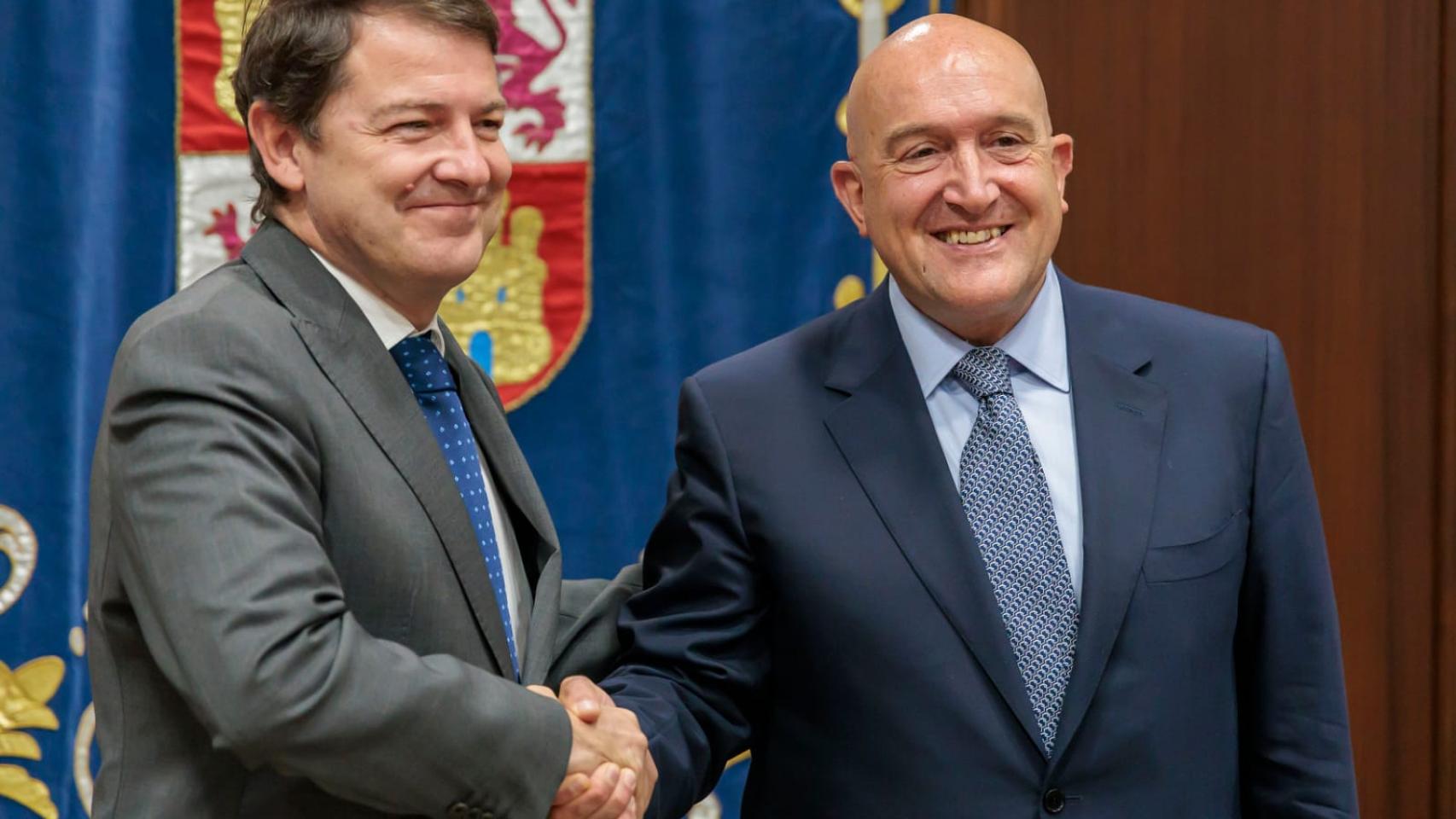 Fernández Mañueco y Carnero se dan la mano durante la reunión mantenida hoy en Valladolid